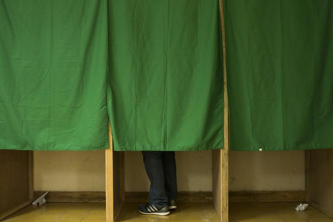 Une personne vote dans un isoloir, à Rivière-Pilote, en Martinique, le 13 décembre 2015.