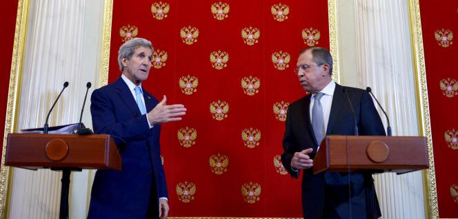 Le secrétaire d'Etat américain John Kerry et le ministre des affaires étrangères russe Sergueï Lavrov au Kremlin, le 15 décembre 2015.