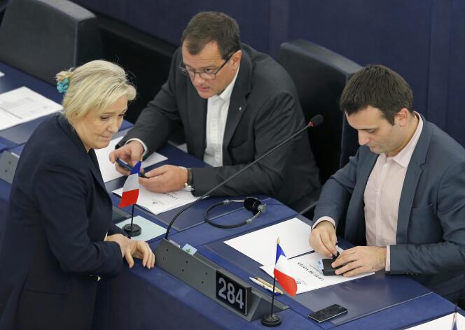 Marine Le Pen en compagnie de Louis Aliot (à gauche) et Florian Philippot, au Parlement européen à Strasbourg, le 15 décembre.