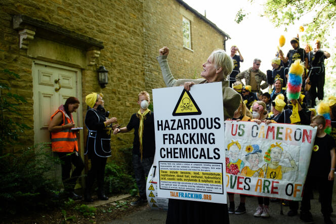Vivienne Westwood devant la résidence du premier ministre britannique, David Cameron, à Chadlington, en septembre, pour protester contre un plan pour autoriser la fracturation hydraulique.