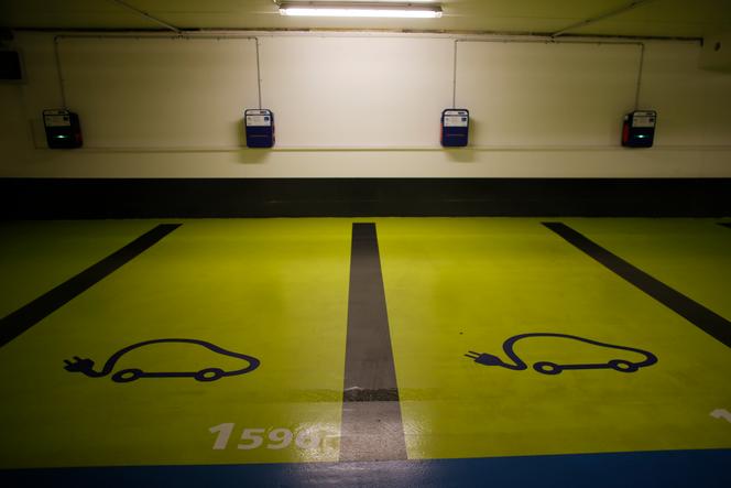 Des places pour véhicules électriques, à Paris, en 2015.
