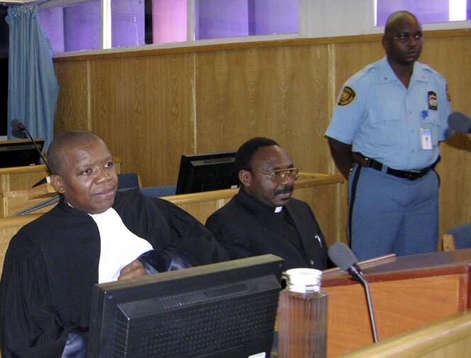 « Il est impératif de considérer la fin de l’impunité pour les génocidaires et leurs complices pour ce qu’elle est : une urgence morale, humaine, sociale, politique, historique, donc une urgence judiciaire ». (photo : Le prêtre catholique Athanase Seromba sur le banc des accusés lors de son procès, en décembre 2006, au Tribunal pénal international pour le Rwanda. Il sera condamné en appel, en mars 2008, à la prison à vie pour sa responsabilité dans la mort de 1 500 Tutsis qui s’étaient réfugiés dans son église, en avril 1994).