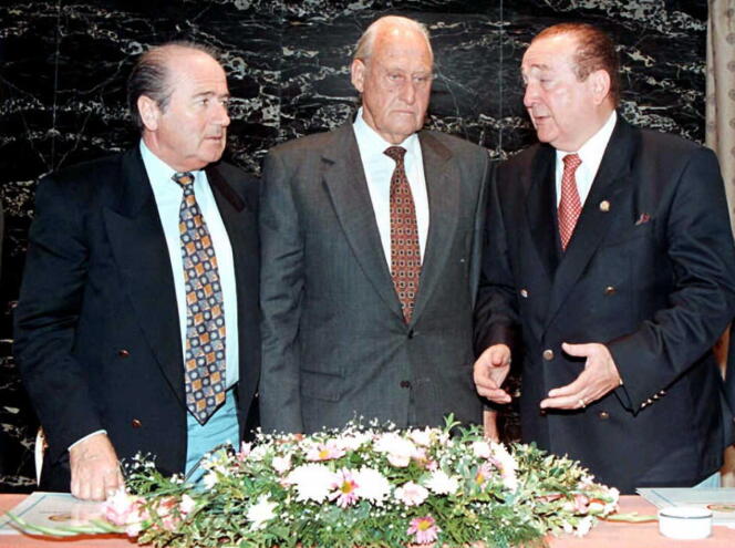 Joao Havelange, alors président de la FIFA entouré de Joseph Blatter (gauche), et Nicolas Leoz en 1996.