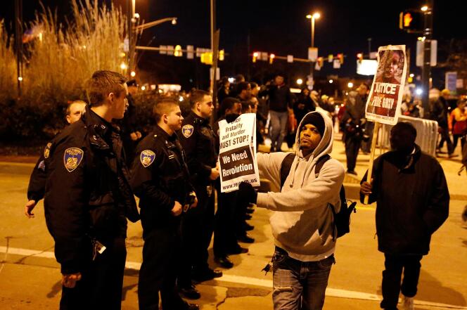 Des manifestants à Baltimore, le 16 décembre 2015, font face aux policiers après l'acquittement d'un policier soupçonné d'être impliqué dans la mort du jeune Freddie Gray.