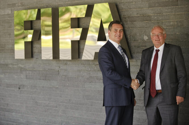 Michael Garcia, ex-enquêteur de la FIFA, et Hans-Joachim Eckert, président de la chambre de jugement du comité d’éthique de la fédération, en juillet 2012.
