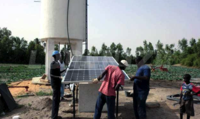 Station solaire de pompage installée dans la région de Kayar, au Sénégal.