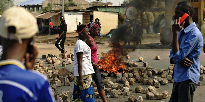 Les restes d'une barricade contre le troisième mandat du président Pierre Nkurunziza à Bujumbura le 21 juillet 2015.