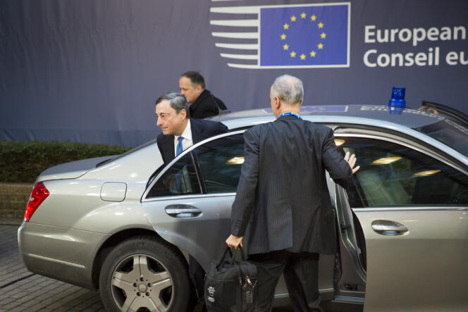 Mario Draghi, président de la Banque centrale européenne (BCE) arrive au Conseil européen pour participer à la deuxième journée du Sommet européen de fin d'année. À Bruxelles, Belgique, vendredi 18 décembre 2015 - 2015©Jean-Claude Coutausse / french-politics pour Le Monde