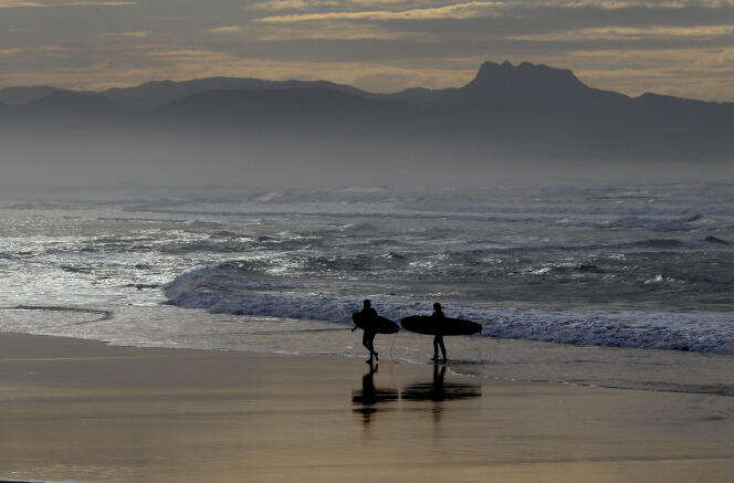 Des surfeurs à Biarritz, le 18 décembre. Le Sud-ouest connaît des températures élevées en décembre.