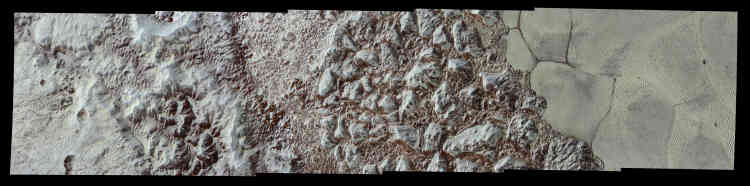La planète naine Pluton a reçu en 2015 une visite inédite, celle de la sonde américaine New Horizons, qui a dévoilé des structures géologique inattendues. Cette bande d’environ 80 kilomètres de large montre des reliefs plus contrastés que prévu à la surface de Pluton. Au nord-ouest d’un vaste glacier baptisé « plaine de Spoutnik », des pics montagneux apparaissent sombres ou brillants. L’image, d’une résolution d’environ 80 mètres par pixel, a été prise le 14 juillet par New Horizons. D’autres clichés de Pluton et ses lunes vont suivre, même si la sonde s’éloigne désormais de la planète naine à la rencontre d’un autre objet transneptunien, 2014 MU69.
