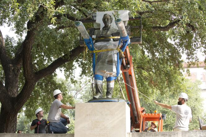La statue de Jefferson Davis, président des Etats confédérés durant la guerre de Sécession, est retirée du campus de l’université du Texas, à Austin, le 30 août 2015.