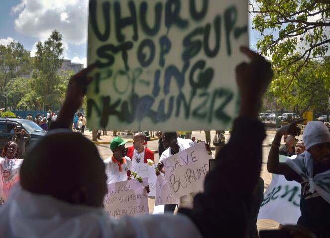 Le 18 décembre 2015, des militants protestent à Nairobi, au Kenya, pays voisin du Burundi contre la répression de toute opposition au pouvoir par les forces gouvernementales. Les derniers événements des 11 et 12 décembre ont fait au moins cent morts.