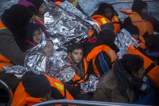 Des réfugiés arrivent sur l'île grecque de Lesbos, dans un bateau de l'Agence de surveillance des frontières  Frontex, après un sauvetage.