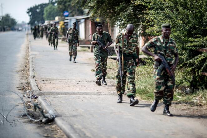 Des soldats burundais en patrouille dans le quartier contestataire de Citiboke à Bujumbura, le 1er juillet.