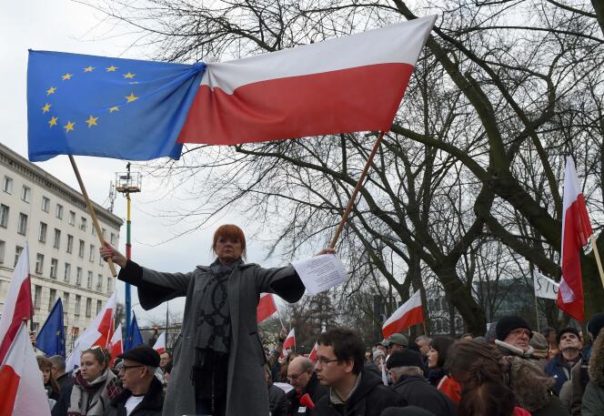 Des manifestants défilent contre le gouvernement conservateur à Varsovie (Pologne), le 19 décembre.