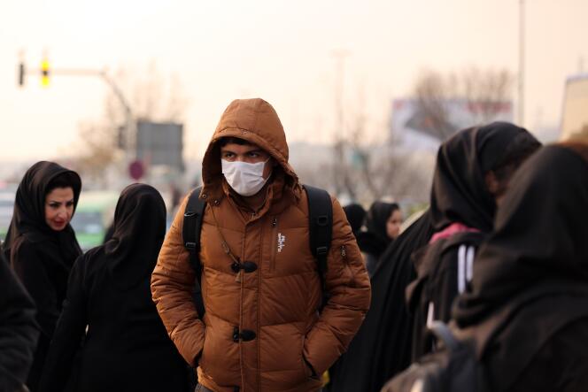 Un étudiant iranien, à Téhéran le 19 décembre 2015, alors que les taux de particules fines atteignent des niveaux record dans la capitale.