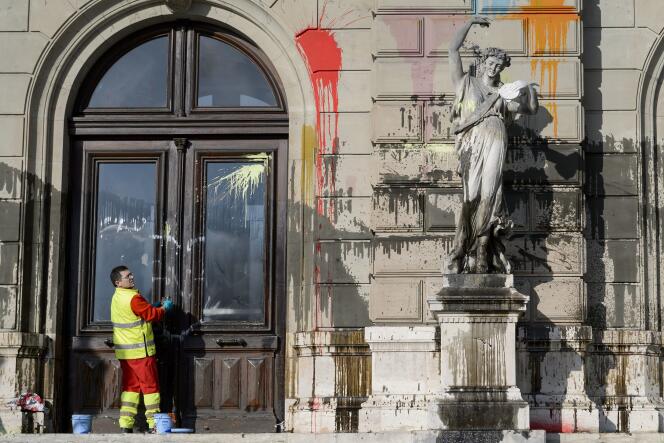 Le Grand Théâtre de Genève, après qu'il a été vandalisé dans la nuit du samedi 19 au dimanche 20 décembre lors d'une manifestation.