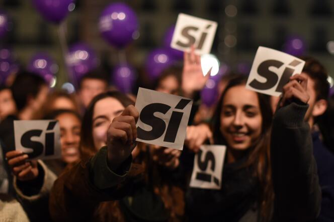 Des sympathisants du mouvement de gauche radicale Podemos lors des élections générales espagnoles du 20 décembre, à Madrid.
