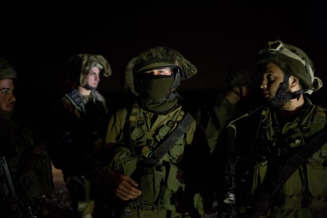 Des soldats israéliens cherchent des fusées tirées depuis le Liban dans le Nord d'Israel le 20 décembre 2015.