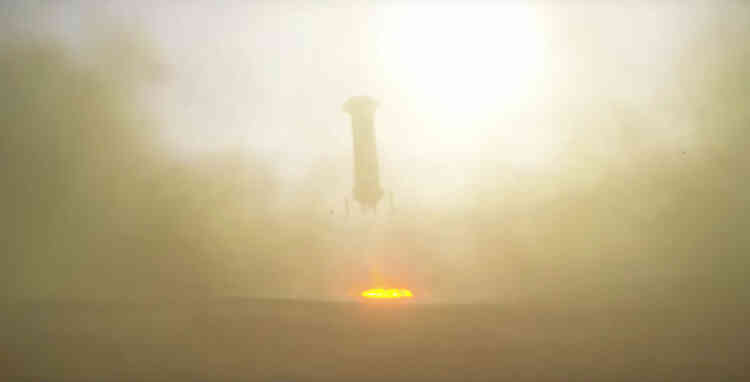Alors que 2014 s’était terminée en catastrophe pour le tourisme spatial, avec l’explosion en vol de la navette suborbitale SpaceShipTwo de Richard Branson et la mort du copilote, 2015 s’est achevée par un succès éclatant pour Jeff Bezos, le patron du géant américain Amazon. Le 24 novembre, le lanceur New Shepard de sa société Blue Origin a atterri en douceur après un vol suborbital non habité. Bezos a ainsi remporté une première manche dans la course aux fusées réutilisables face à Elon Musk, le fondateur de SpaceX, retardé par l’explosion de son lanceur Falcon 9 le 28 juin. Mais celui-ci a rétorqué avec brio le 22 décembre en lançant 11 satellites de télécommunications avec un Falcon 9 remusclé, dont le premier étage s'est reposé intact à Cape Canaveral (Floride).