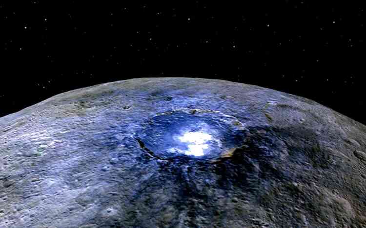 Ces taches blanches à la surface de Cérès ne sont pas de la neige ou de la glace, mais des sels de sulfate de magnésium, comme l’a révélé la sonde américaine Dawn, qui s’est mise en orbite autour de cet astéroïde le 6 mars. Ses instruments n’ont pas confirmé la présence de geysers sortant de ce caillou glacé de 930 kilomètres de diamètre, aperçus en 2014 par le télescope spatial Herschel. Les astronomes attendent beaucoup du survol à 385 kilomètres d’altitude qui a débuté le 18 décembre.