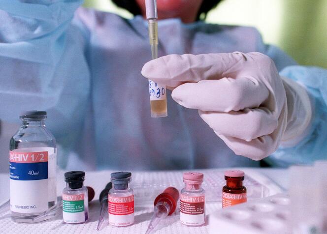 Un technologue médical du service d’immunologie du ministère de la santé prélève des échantillons de sang à des fins de dépistage du virus de l’immunodéficience causant le sida (VIH), le 1er décembre.