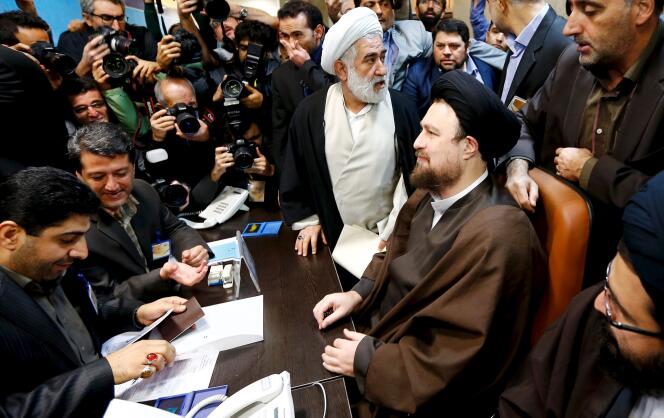 Hassan Khomeyni, petit-fils de l'ayatollah Ruhollah Khomeyni, lors de l'enregistrement de sa candidature à l'Assemblée des experts, à Téhéran, vendredi 18 décembre 2015.
