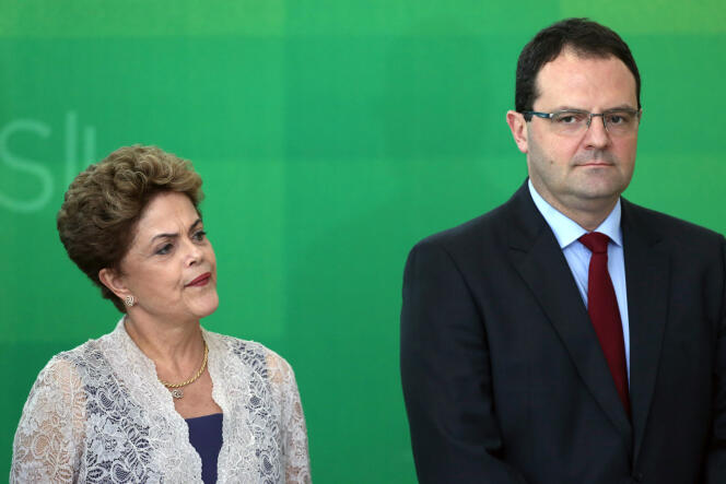 Le nouveau ministre des finances brésilien, Nelson Barbosa, et la présidente, Dilma Rousseff, lors de la cérémonie d'investiture du premier, au palais présidentiel de Brasilia, lundi 21 décembre.