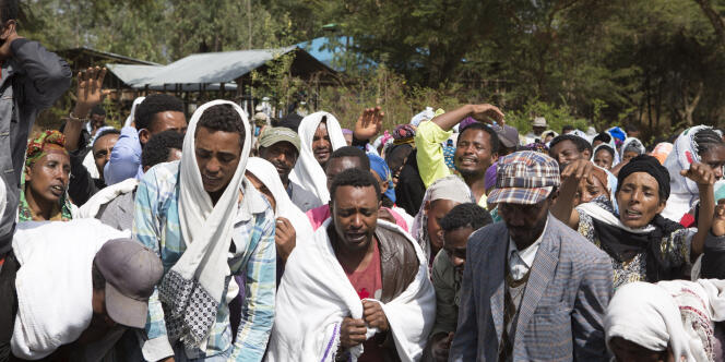 Des fermiers oromo pleurent un des leurs, Dinka Chala, tué lors des manifestations du 17 décembre 2015, Yubdo (100 km d'Addis Abeba).