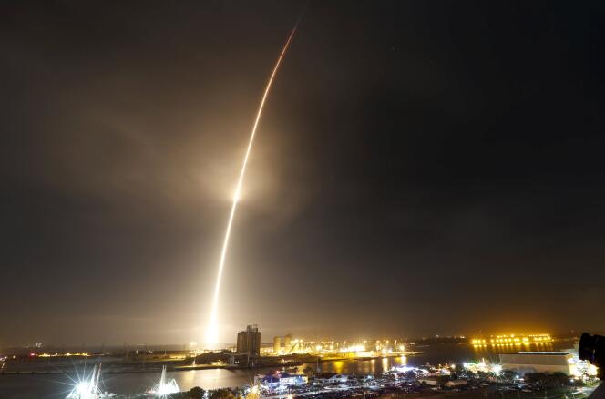 La fusée a décollé à environ 20 h 30, heure locale (2 h 30 à Paris), de Cap Canaveral, en Floride.