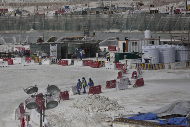 Des travailleurs étrangers sur le chantier du stade Al-Wakra, à Doha, qui abritera le Mondial 2022 de football.