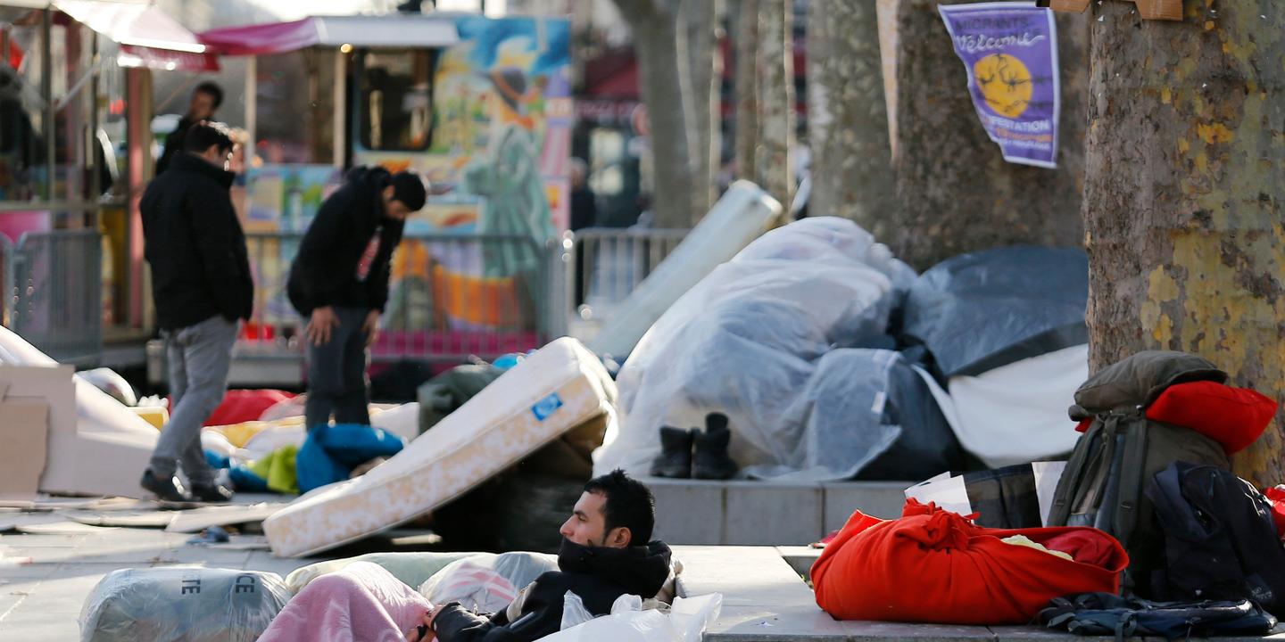 Des centaines de migrants afghans quittent la place de la République à ...