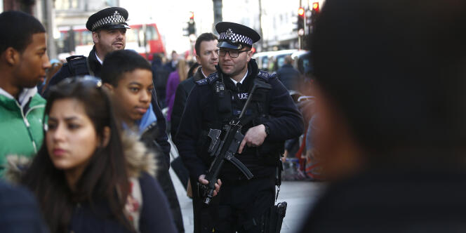 Des policiers en armes à Londres, en Grande-Bretagne, le 23 décembre 2015.