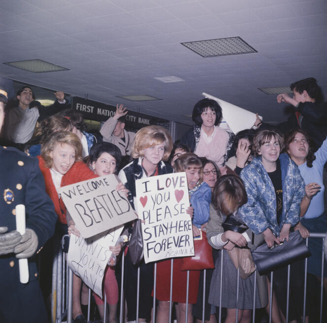 Une foule de fans acceuillent les Beatles à l'aéroport de New York JFK à l'occasion de leur première visite aux Etats-Unis en février 1964.