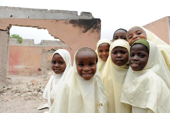 Des écolières dans les ruines de leur établissement à Maiduguri, dans le nord-est du Nigeria en 2012.