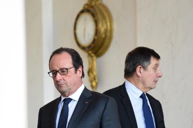 François Hollande et le secrétaire général de l'Elysée, Jean-Pierre Jouyet, le 23 décembre après le Conseil des ministres.