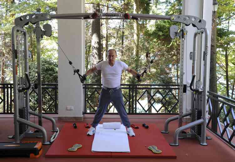 Sotchi, Russie, le 30 août. Le président Vladimir Poutine en séance de gymnastique dans la résidence d’Etat de Botcharov Routcheï.