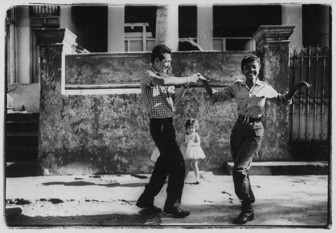 Cha-cha-cha dansé par Sara Gomez en tenue militaire, en 1963.