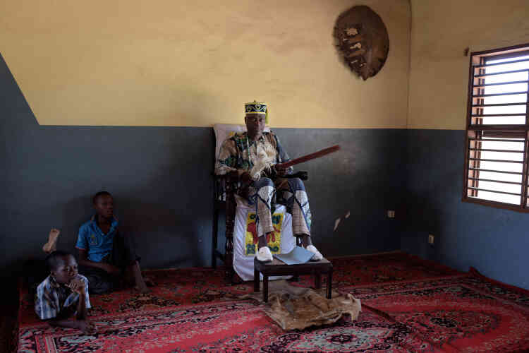 Dassa, Bénin, le 13 juin. Le roi Egbakotan dans son palais, non loin de la ligne de chemin de fer Cotonou-Abidjan,  construite par Vincent Bolloré.