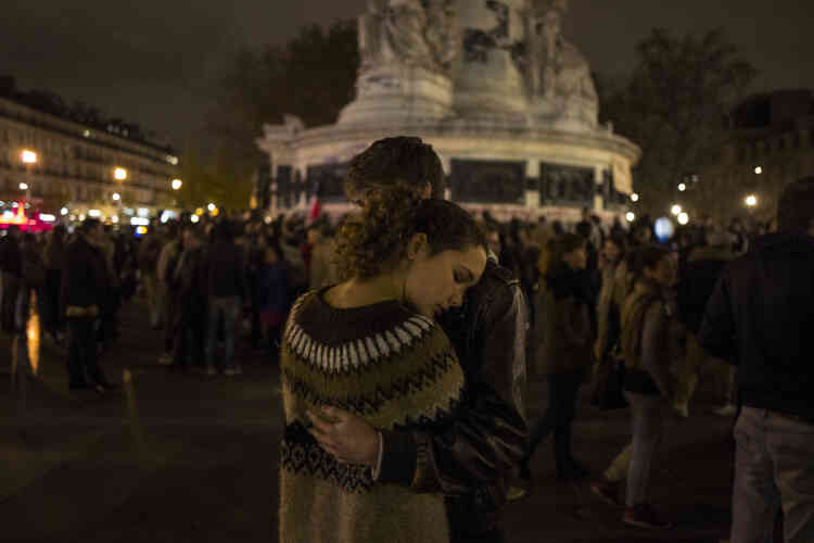 Paris, France, le 14 novembre. Au lendemain des attentats du 13 novembre, les Parisiens se recueillent place de la République.