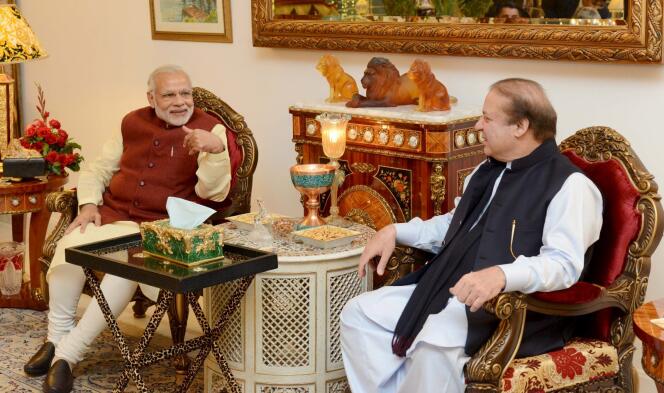 Le premier ministre pakistanais, Nawaz Sharif (à droite), s'entretient avec son homologue indien, Narendra Modi, à l'occasion d'une visite surprise de ce dernier à Lahore, le 25 décembre 2015.
