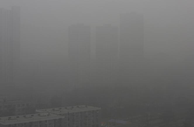 Des immeubles d'habitation dans l'épais brouillard, à Pékin, le 25 décembre.