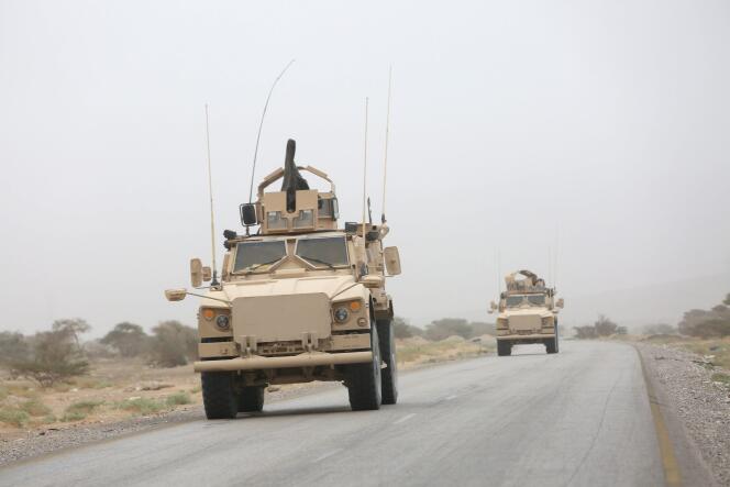 Des véhicules blindés entre les provinces d'Al-Jawf et de Marib, lieu d'affrontement entre houthistes et loyalistes, le 26 décembre 2015.