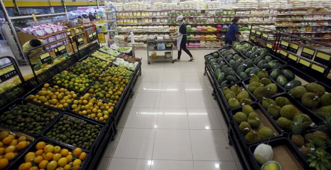 Dans un supermaché à Hanoi, le 18 décembre. Le Vietnam est un des rares pays asiatiques auxquels le ralentissement chinois profite.