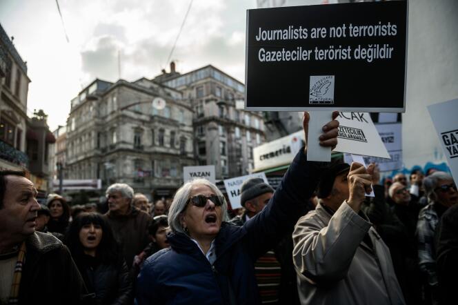 Pendant une manifestation le 26 décembre 2015 à Istanbul suite à l'arrestation du rédacteur en chef du journal Cumhuriyet, Can Dündar, au mois de novembre.