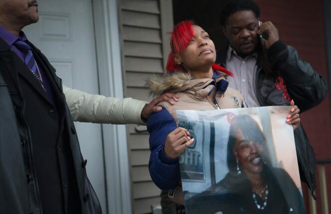 LaTonya Jones brandit une photo de sa mère Bettie Jones, tuée accidentellement par la police le 26 décembre à Chicago.