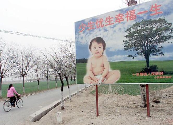 Un panneau prônant la politique de l'enfant unique le long d'une route près de Pékin en 2001.
