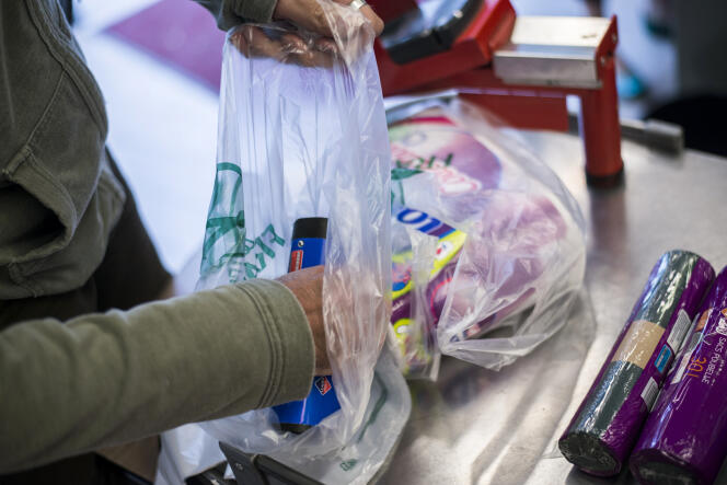 Les sacs en plastique à usage unique seront interdits à partir du 1er juillet 2016.