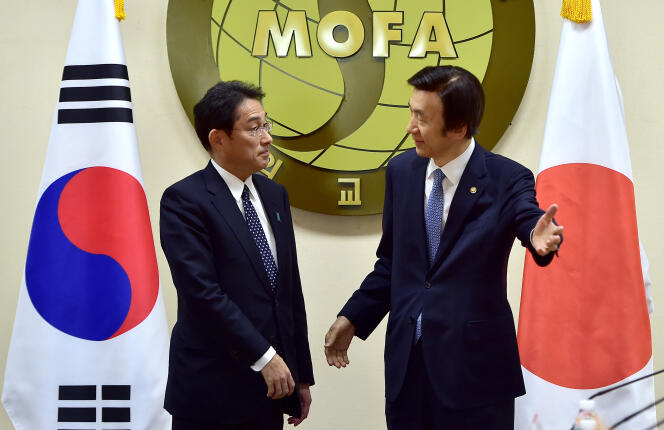 Le ministre des affaires étrangères sud-coréen Yun Byung-se (à droite) en compagnie de son homologue japonais, Fumio Kishida, à Séoul lundi 28 décembre 2015.