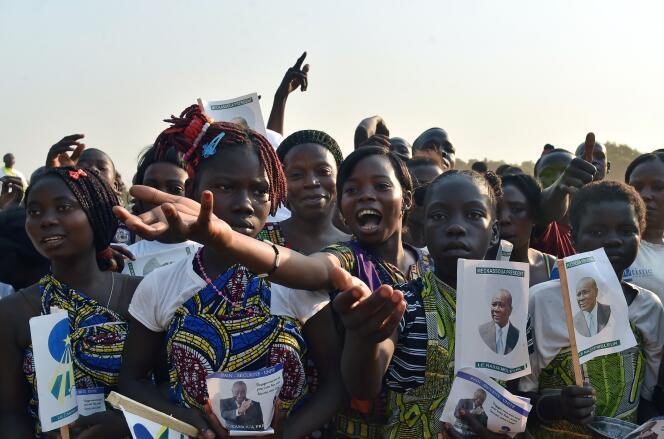 Des citoyens centrafricains participent à un rassemblement de campagne en faveur d'Abdoul Karim Meckassoua, candidat à l'élection présidentielle, le 28 décembre 2015, à Bangui.